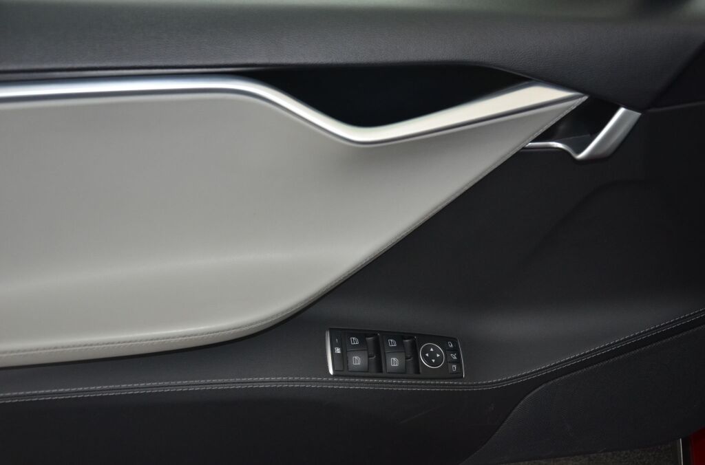 TESLA Model S 85 Performance *Free Supercharger* - Ebnat-Kappel